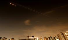 Des missiles dans le ciel de Netanya, ville côtière d'Israël, après l'annonce de tirs par l'Iran, le 27 mars 2026 ( AFP / JACK GUEZ )