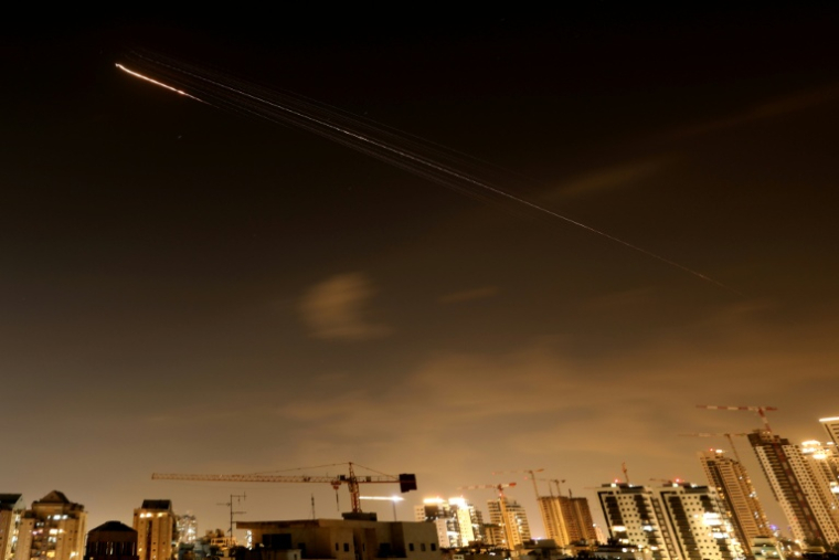 Des missiles dans le ciel de Netanya, ville côtière d'Israël, après l'annonce de tirs par l'Iran, le 27 mars 2026 ( AFP / JACK GUEZ )