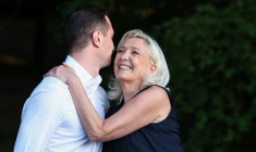 e président du parti d’extrême droite français Rassemblement national (RN), Jordan Bardella (g), et la présidente du groupe parlementaire du Rassemblement national, Marine Le Pen, s’enlacent lors de leur participation à un événement du parti RN, « La fête champêtre », à Liévin, dans le nord de la France, le 4 juillet 2026 ( AFP / SIMON WOHLFAHRT )
