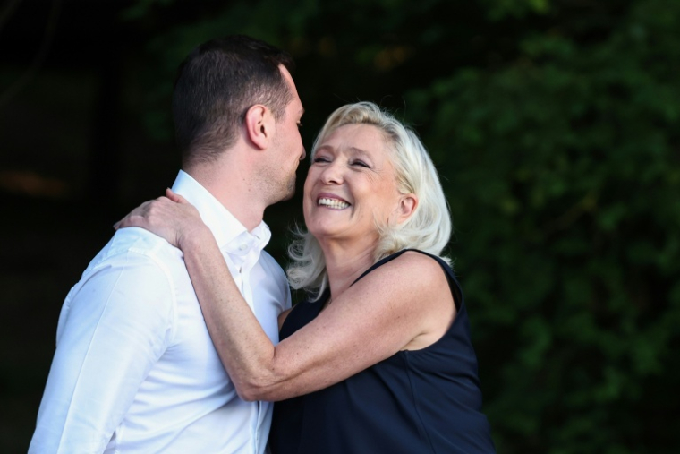 e président du parti d’extrême droite français Rassemblement national (RN), Jordan Bardella (g), et la présidente du groupe parlementaire du Rassemblement national, Marine Le Pen, s’enlacent lors de leur participation à un événement du parti RN, « La fête champêtre », à Liévin, dans le nord de la France, le 4 juillet 2026 ( AFP / SIMON WOHLFAHRT )