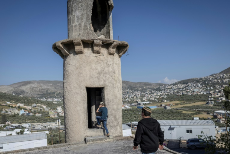 Des enfants israéliens jouent dans une mosquée dans la colonie de Sa-Nur, en Cisjordanie occupée, le 28 avril 2026. ( AFP / ilia YEFIMOVICH )