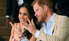 Le prince Harry (à droite), duc de Sussex, s'entretient avec son épouse Meghan Markle alors qu'ils assistent à un spectacle lors d'une visite au Centre national des arts de Bogota, le 15 août 2024. ( AFP / RAUL ARBOLEDA )