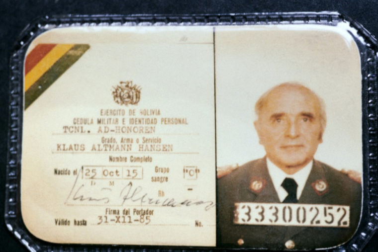 Photo prise le 9 mai 1984 à Paris montrant la carte d'identité bolivienne de Klaus Barbie, sous le nom de Klaus Altmann, en uniforme de colonel bolivien, trouvée dans les archives du ministère bolivien de l'Intérieur ( AFP / Joel ROBINE )
