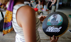 Un manifestant opposé à l'aéroport montre un portrait à la mémoire de Rémi Fraisse, écologiste de 21 ans décédé à Sivens