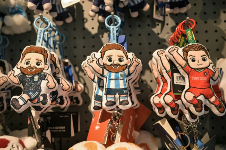Des produits dérivés à l'effigie de Lionel Messi et de Cristiano Ronaldo, dans l'usine All Star Partner, à Yiwu, en Chine, où elles sont confectionnées, le 5 juin 2026 ( AFP / Hector RETAMAL )