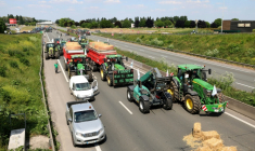 Des agriculteurs bloquent l'autoroute A1 avec des tracteurs près de Lille, pour réclamer des assouplissements le 19 mai 2025 ( AFP / FRANCOIS LO PRESTI )