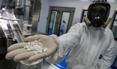 Un technicien de laboratoire tient des comprimés