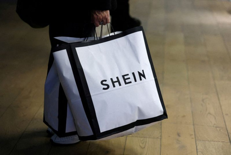 Un sac de courses du géant de la mode éphémère en ligne Shein