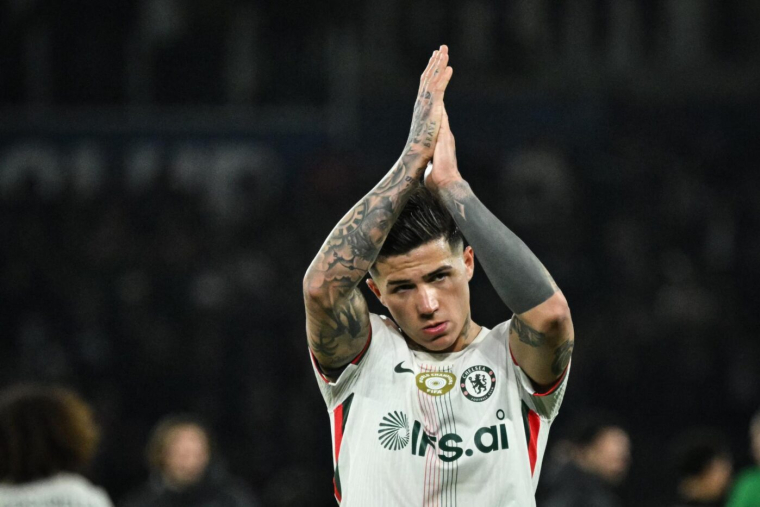 John Obi Mikel tacle le capitaine de Chelsea