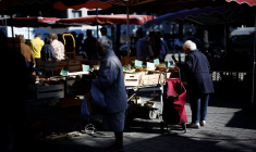 Des personnes font leurs courses sur un marché local à Nantes