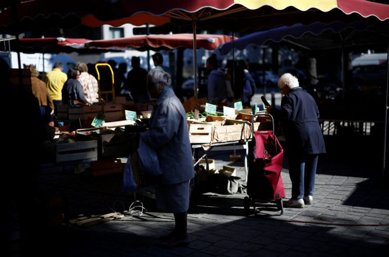 Des personnes font leurs courses sur un marché local à Nantes