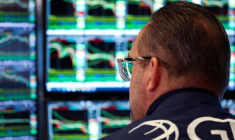 Un trader travaille à la bourse de New York (NYSE)