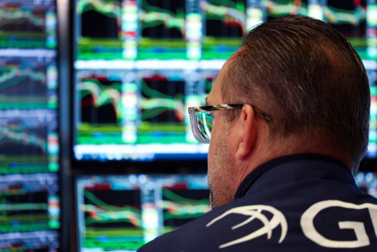 Un trader travaille à la bourse de New York (NYSE)