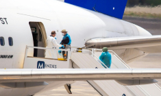 Des passagers canadiens montent à bord d’un avion à l’aéroport de Tenerife après avoir été évacués du navire de croisière MV Hondius, dans l’archipel espagnol des Canaries, le 10 mai 2026 ( AFP / Antonio Sempere )