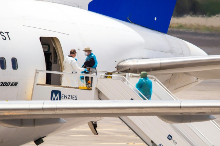 Des passagers canadiens du navire de croisière MV Hondius, touché par l'hantavirus, embarquent à bord d'un avion qui doit les rapatrier, le 10 mai 2026 sur l'île espagnole de Tenerife  ( AFP / Antonio Sempere )