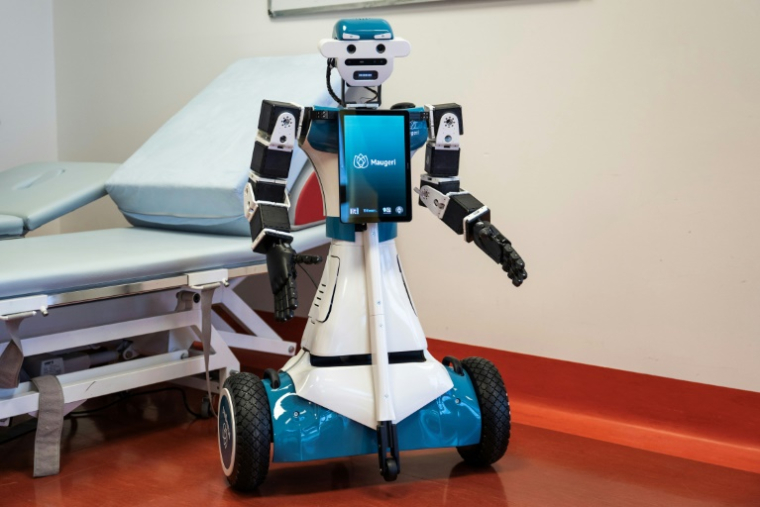 Le robot humanoïde Alter-Ego, conçu par l'Institut italien de technologie, à l'hôpital Maugeri de Milan, le 12 juin 2026 ( AFP / MARCO BERTORELLO )