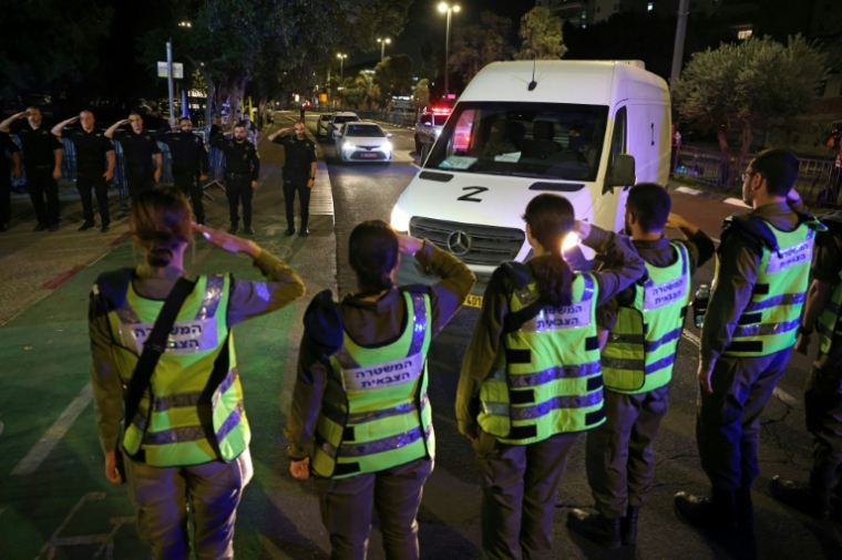 Des véhicules transportant des dépouilles d'otages arrivent à l'institut de médecine légale de Tel-Aviv, le 15 octobre 2025 ( AFP / AHMAD GHARABLI )