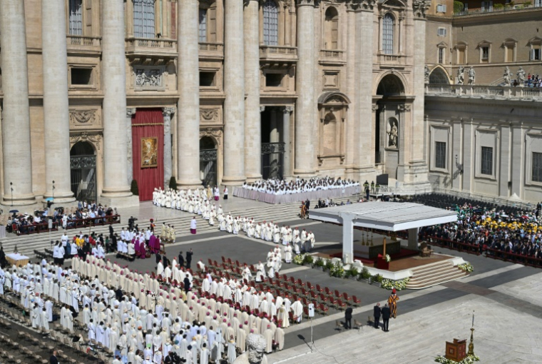 Une messe est célébrée place Saint-Pierre au Vatican au lendemain des funérailles du pape François, le 27 avril 2025 ( AFP / Damien MEYER )