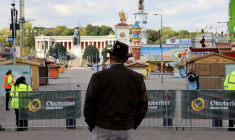 Un passant regarde le site de l'Oktoberfest, la grande Fête de la bière à Munich, fermé aux touristes après des menaces sur sa sécurité le 1er octobre 2025 à Munich (sud de l'Allemagne)  ( AFP / Alexandra BEIER )