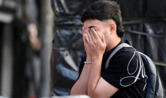 L'émotion d'un homme à la recherche de survivants à Pereira, en Colombie, le 11 août 2026 ( AFP / Jaime SALDARRIAGA )