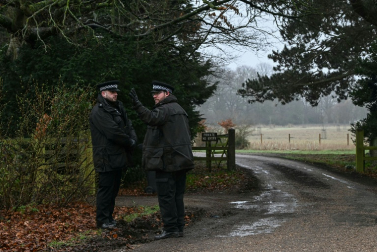 Des policiers à l'entrée de Wood Farm, sur le domaine royal de Sandringham, où le prince Andrew a été arrêté, le 19 février 2026 dans le Norfolk, dans l'est de l'Angleterre ( AFP / JUSTIN TALLIS )