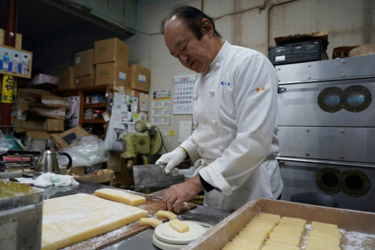 Keiji Minatoya, rescapé d'une attaque d'ours, dans sa pâtisserie, le 25 octobre 2025 à Kita-Akita, au Japon ( AFP / Caroline GARDIN )