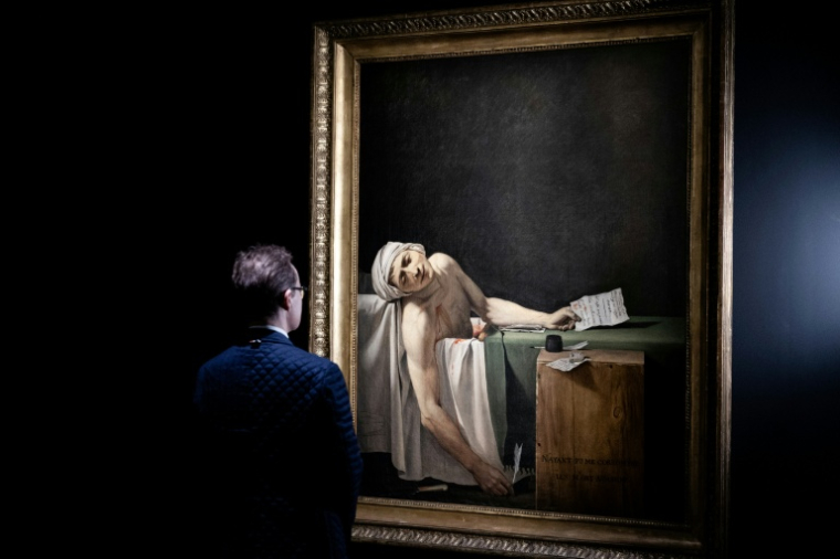 Un visiteur devant le tableau "La mort de Marat" (également connu sous le nom de "Marat Assassiné") du peintre français Jacques-Louis David, le 14 octobre 2025 au musée du Louvre à Paris ( AFP / Alain JOCARD )
