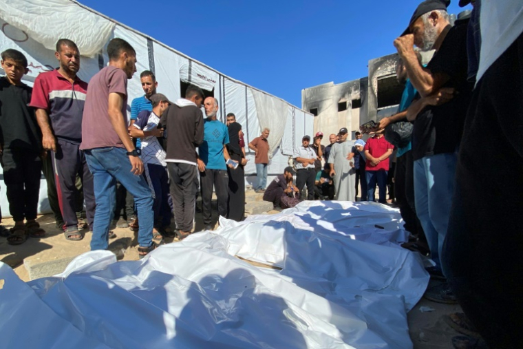Des Palestiniens pleurent devant les corps de Palestiniens tués dans une frappe israélienne, lors de leurs funérailles devant l'hôpital Nasser dans le sud de Gaza, le 9 juillet 2025 ( AFP / - )
