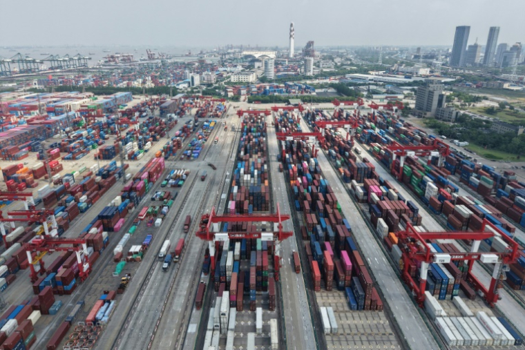 Des conteneurs d'expédition dans un port à Shanghai, le 9 juin 2025 ( AFP / - )