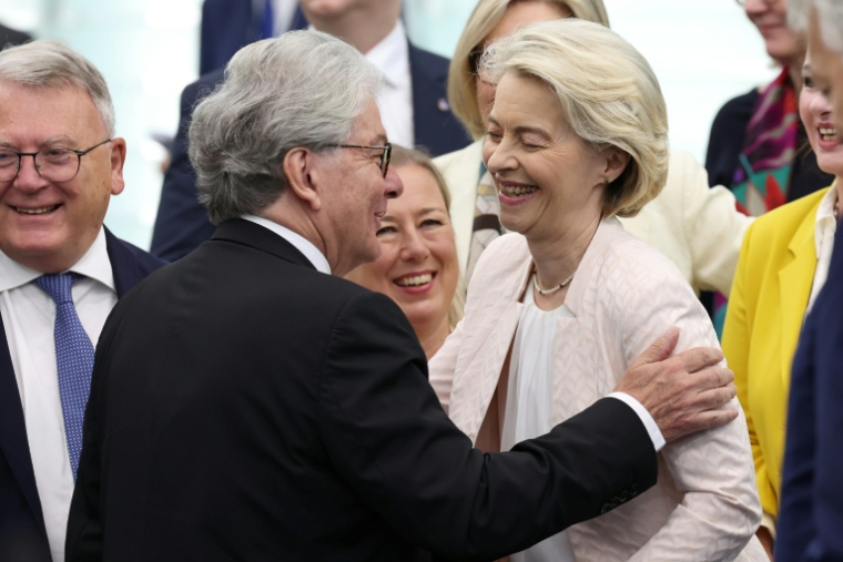 Ursula von der Leyen (d), candidate à un second mandat de présidente de la Commission européennen et le commissaire européen au marché intérieur Thierry Breton, le 18 juillet 2024 à Strasbourg ( AFP / FREDERICK FLORIN )