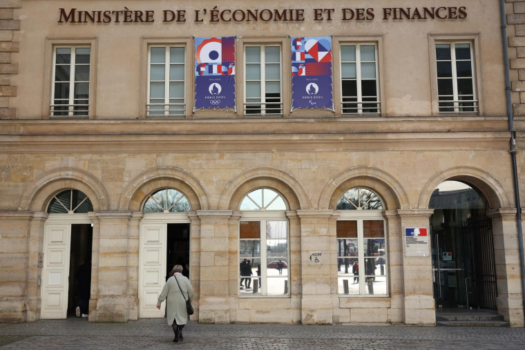 Le problème de la dette "ne vient pas de la hausse des dépenses publiques, qui sont stables", mais "des cadeaux fiscaux aux milliardaires et aux multinationales" explique à l'AFP Youlie Yamamoto, porte-parole de l'association Attac. ( AFP / EMMANUEL DUNAND )