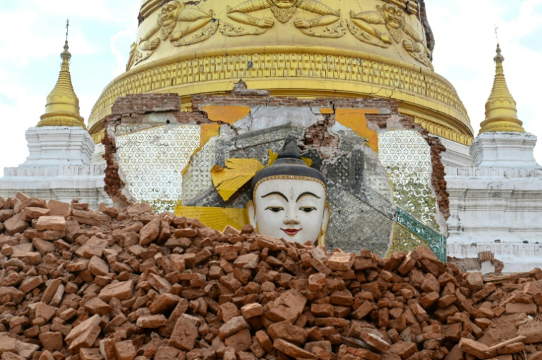 Une statue de Bouddha à terre le 12 avril 2025 dans la pagode de Lawkatharaphu à Inwa, (banlieue de Mandalay), après le tremblement de terre de la fin mars qui a fait d'importants dégats et tué quelque 3700 personnes ( AFP / Sai Aung MAIN )