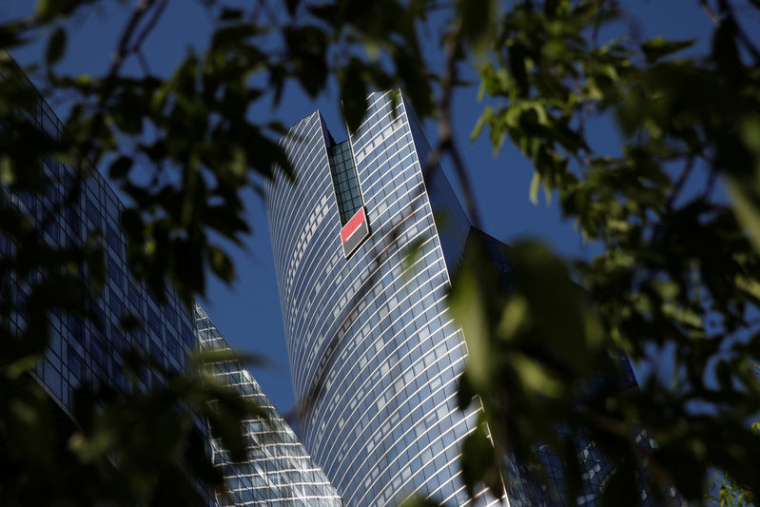 SOCGEN CHERCHE À ÉCONOMISER 600 MILLIONS D'EUROS À SON SIÈGE, RAPPORTE BLOOMBERG