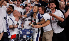 Richarlison de Tottenham Hotspur célèbre avec les supporters