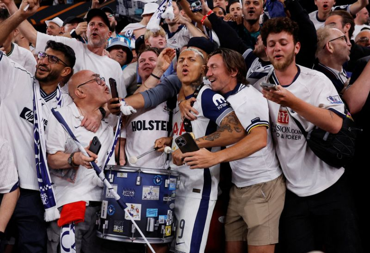 Richarlison de Tottenham Hotspur célèbre avec les supporters