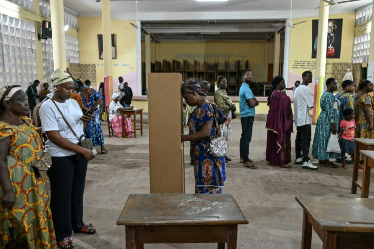Des électeurs ivoiriens votent pour les élections législatives, deux mois après une présidentielle très largement remportée par Alassane Ouattara, le 27 décembre 2025 à Abidjan ( AFP / Sia KAMBOU )