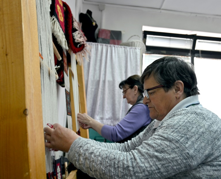 Des femmes bosniaques, victimes de viols de guerre, participent à leur thérapie par le travail à l'Association des victimes de guerre Foca 92-95 à Sarajevo, le 20 mai 2025 ( AFP / ELVIS BARUKCIC )