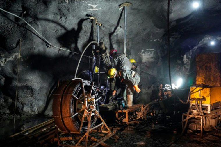 Des mineurs travaillent sur un site d'extraction d'antimoine souterrain de lentreprise Talco Gold, à la mine de Saritag, dans l'ouest du Tadjikistan, le 26 août 2025 ( AFP / STRINGER )