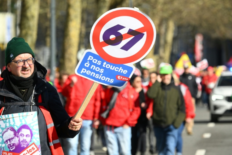 Des manifestants s'opposant à la politique du gouvernement de Bart De Wever, à Bruxelles, le 12 mars 2026 ( AFP / Nicolas TUCAT )