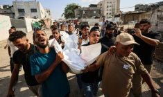 Des personnes endeuillées portent le corps de l'un des trois Palestiniens mortellement touchés par une frappe israélienne sur une université de Gaza, le 25 octobre 2026 ( AFP / Omar AL-QATTAA )