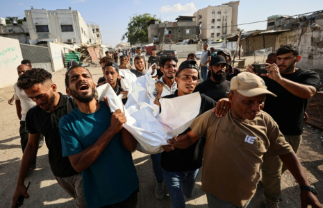 Des personnes endeuillées portent le corps de l'un des trois Palestiniens mortellement touchés par une frappe israélienne sur une université de Gaza, le 25 octobre 2026 ( AFP / Omar AL-QATTAA )