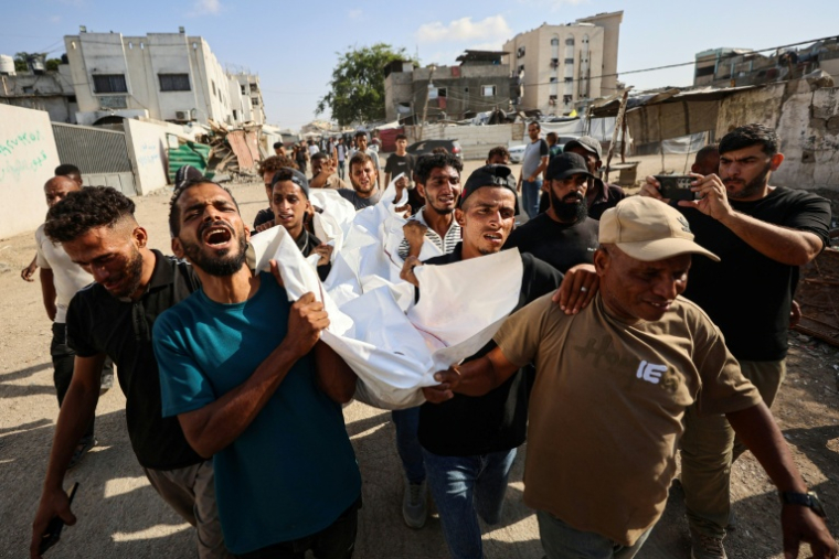 Des personnes endeuillées portent le corps de l'un des trois Palestiniens mortellement touchés par une frappe israélienne sur une université de Gaza, le 25 octobre 2026 ( AFP / Omar AL-QATTAA )