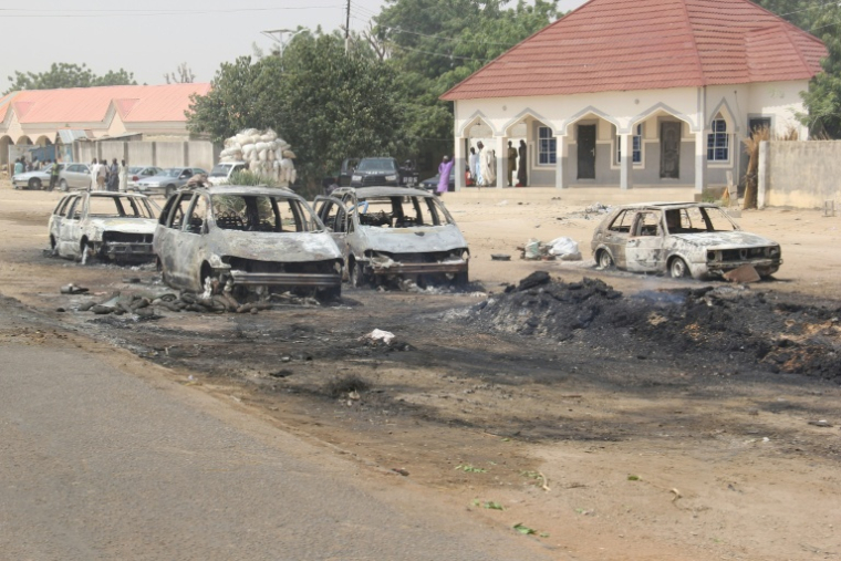 Des voitures incendiées par des membres présumés de l'État islamique en Afrique de l'Ouest (Iswap lors d'une attaque le 9 février 2020 à Auno, au Nigeria ( AFP / AUDU MARTE )