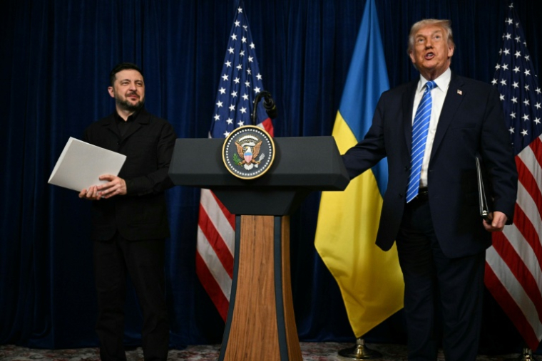 Volodymyr Zelensky et Donald Trump lors de leur conférence de presse commune à Palm Beach en Floride le 28 décembre 2025 ( AFP / Jim WATSON )