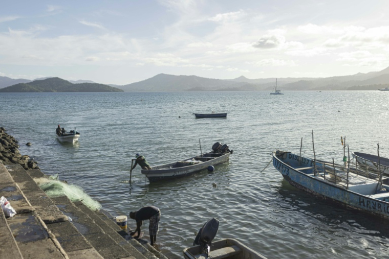 Des pêcheurs revenant au port de Dzaoudzi, à Mayotte, le 29 avril 2023 ( AFP / Patrick Meinhardt )