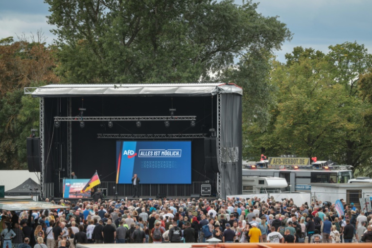 Des personnes assistent à un meeting de campagne du parti d'extrême droite Alternative pour l'Allemagne (AfD) à Magdebourg, dans l'est de l'Allemagne, le 4 septembre 2026 ( AFP / Ronny HARTMANN )