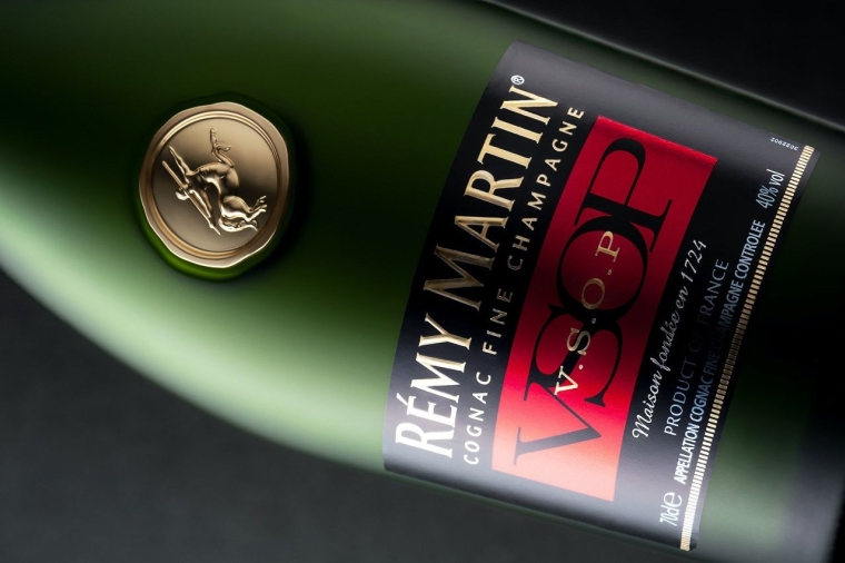 Le fabricant de cognac Rémy Martin et du Cointreau, a dit s'attendre à un "excellent" premier semestre, grâce aux effets de phasage de ses expéditions et à de nouvelles tendances de consommation structurellement plus porteuses aux États-Unis, ainsi qu'à une base de comparaison favorable après une année marquée par la pandémie. (Crédit photo : Unsplash - Andrey Ilkevich)