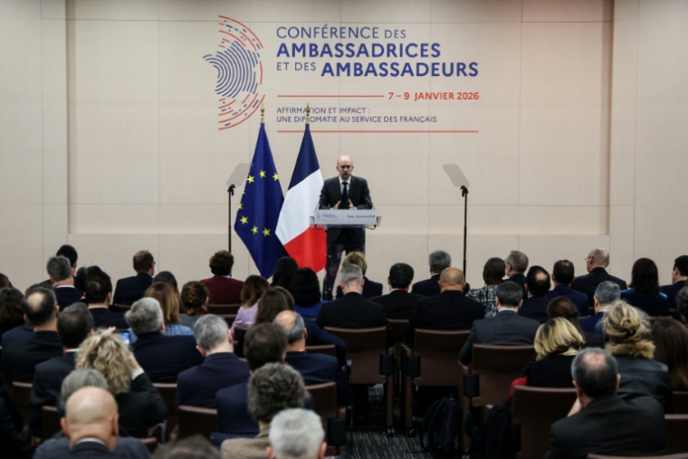 Le chef de la diplomatie française Jean-Noël Barrot s'exprime devant les ambassadeurs français le 9 janvier 2026 à Paris ( POOL / Ludovic MARIN )