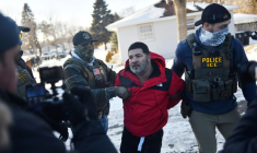 Des policiers fédéraux lors d'une arrestation à St Paul, dans le Minnesota, le 27 janvier 2026 ( AFP / Octavio JONES )