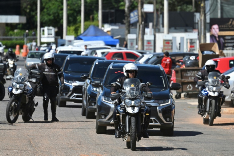 Un convoi de la police fédérale brésilienne transporte l'ex-président Jair Bolsonaro vers l'hôpital DF Star où il doit être opéré, le 24 décembre 2025 à Brasilia ( AFP / Evaristo Sa )